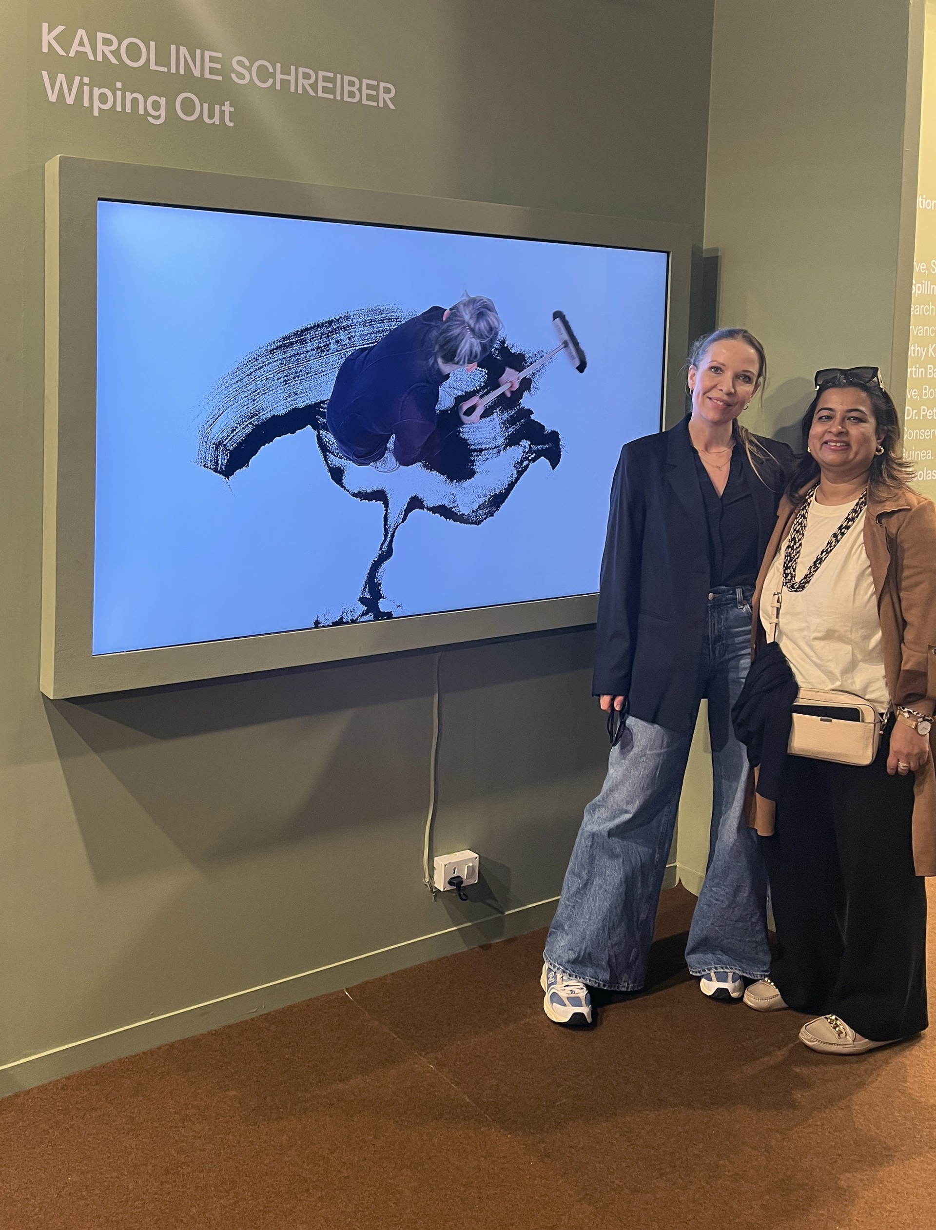 Künstlerin Karoline Schreiber und Tanima Maniktala, Kulturbeauftragte der Schweizerischen Botschaft in Delhi, an der Eröffnung des Indian Art Fair 2025. (v.l.n.r.)