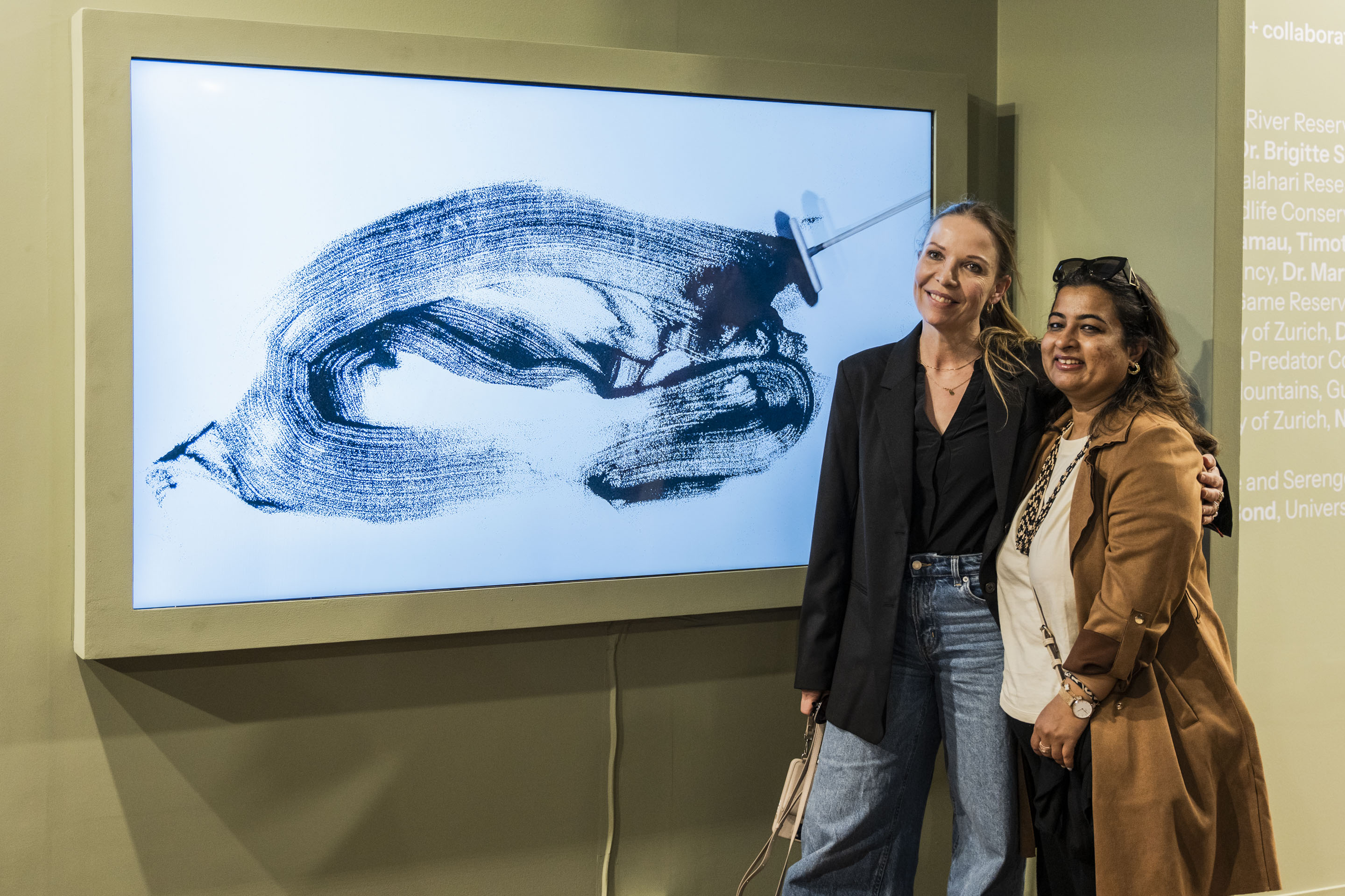 Künstlerin Karoline Schreiber und Tanima Maniktala, Kulturbeauftragte der Schweizerischen Botschaft in Delhi, an der Eröffnung des Indian Art Fair 2025. (v.l.n.r.)